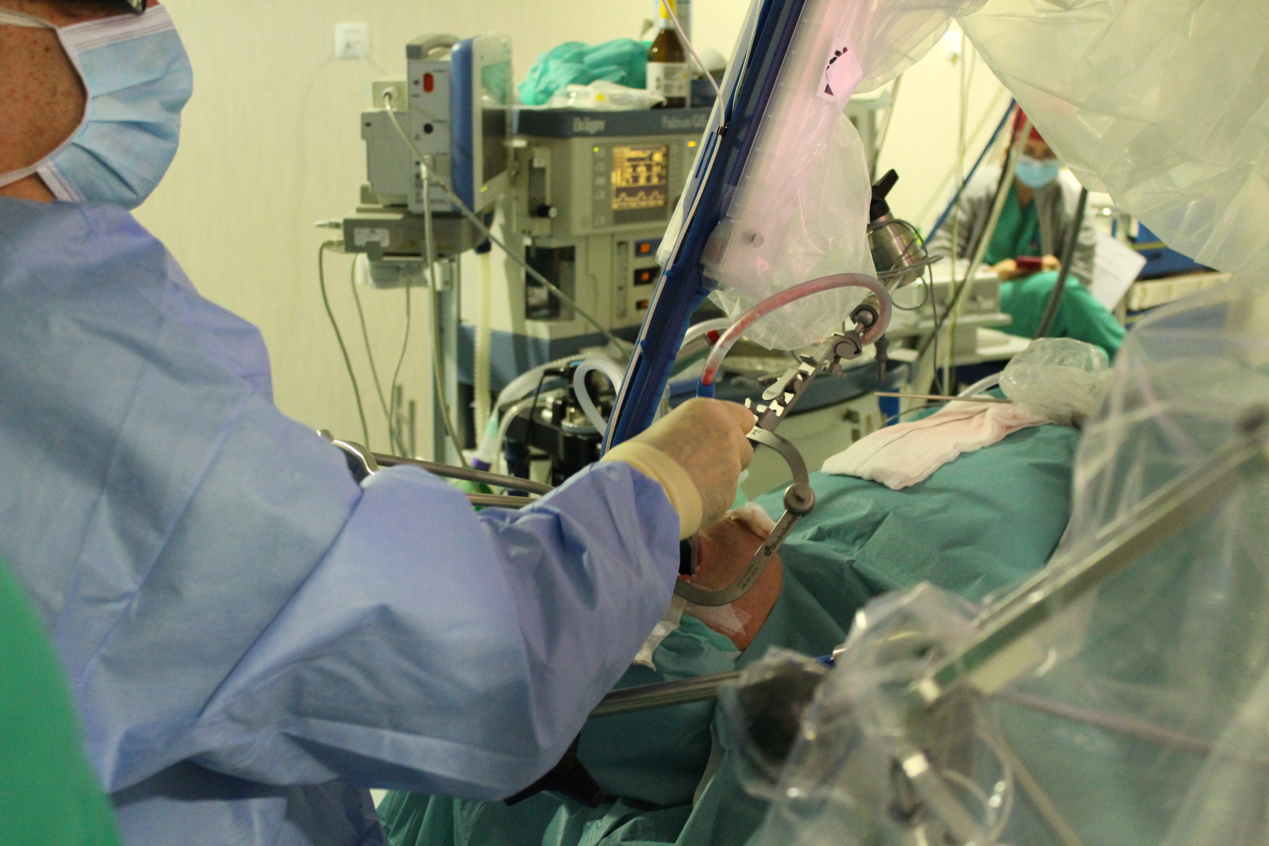 El Hospital Universitario Infanta Cristina implanta un sistema de cirugía robótica flexible pionero en España