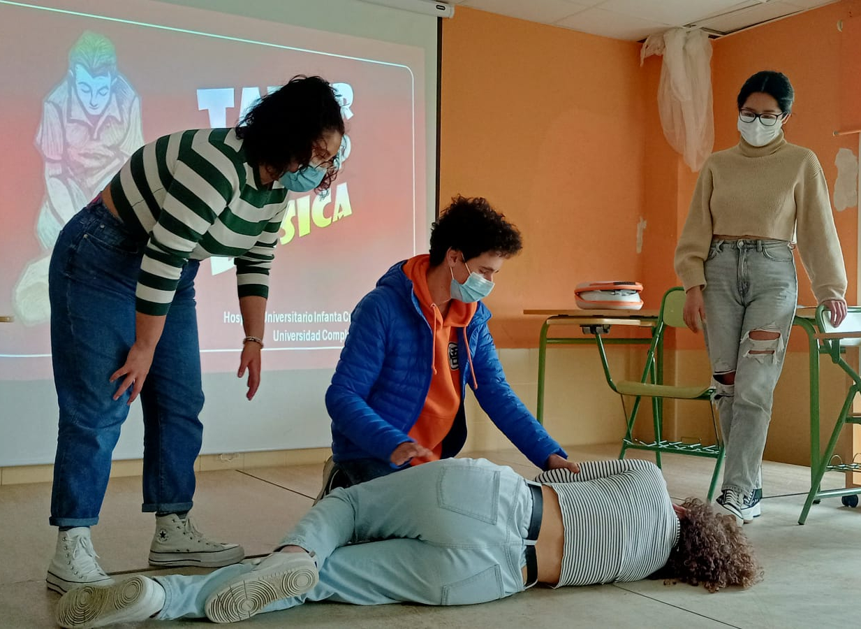 Alumnos de 4º de Enfermería de la UCM enseñan RCP