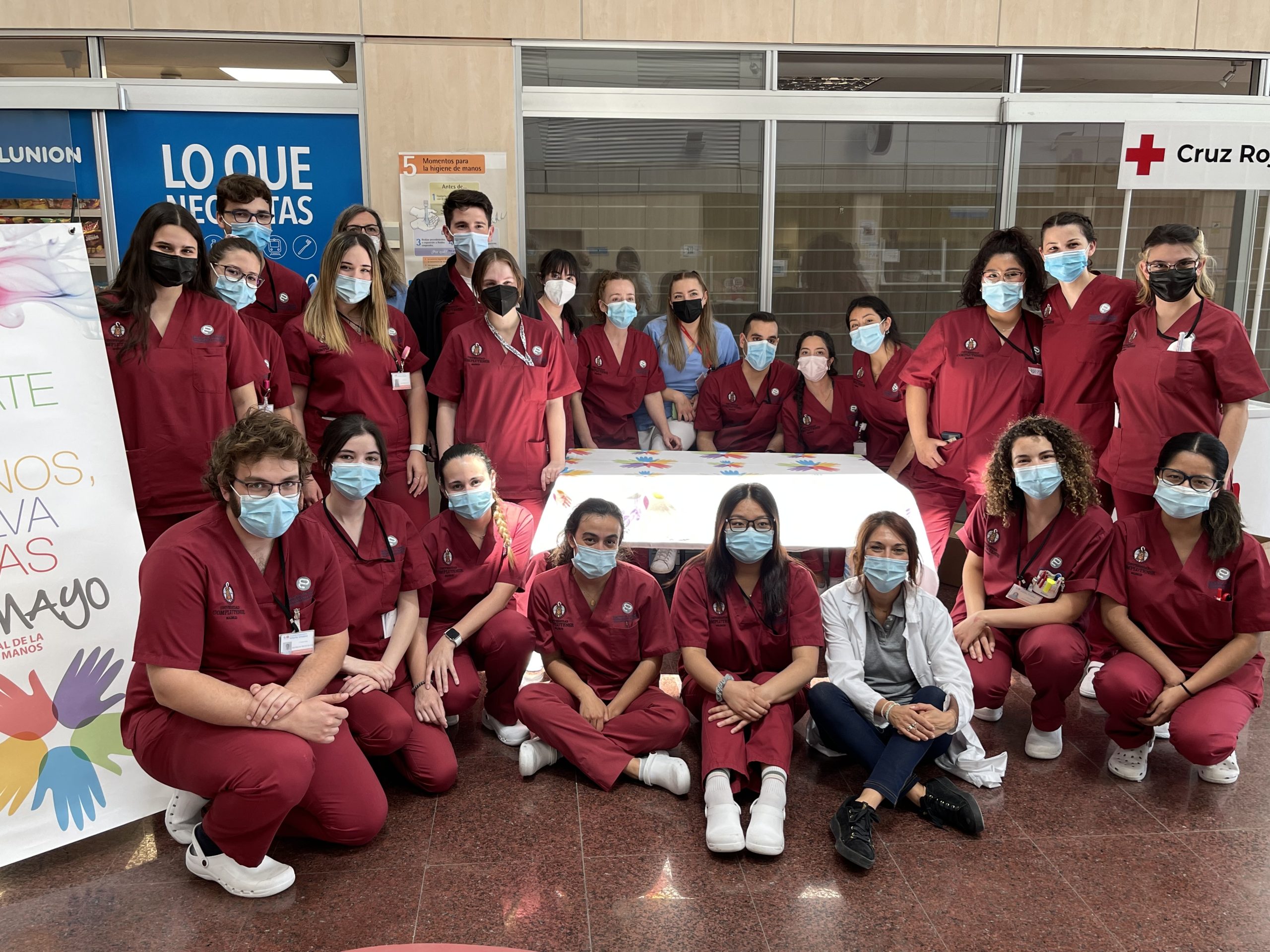 Alumnos de Enfermería aconsejan para la correcta higiene de manos